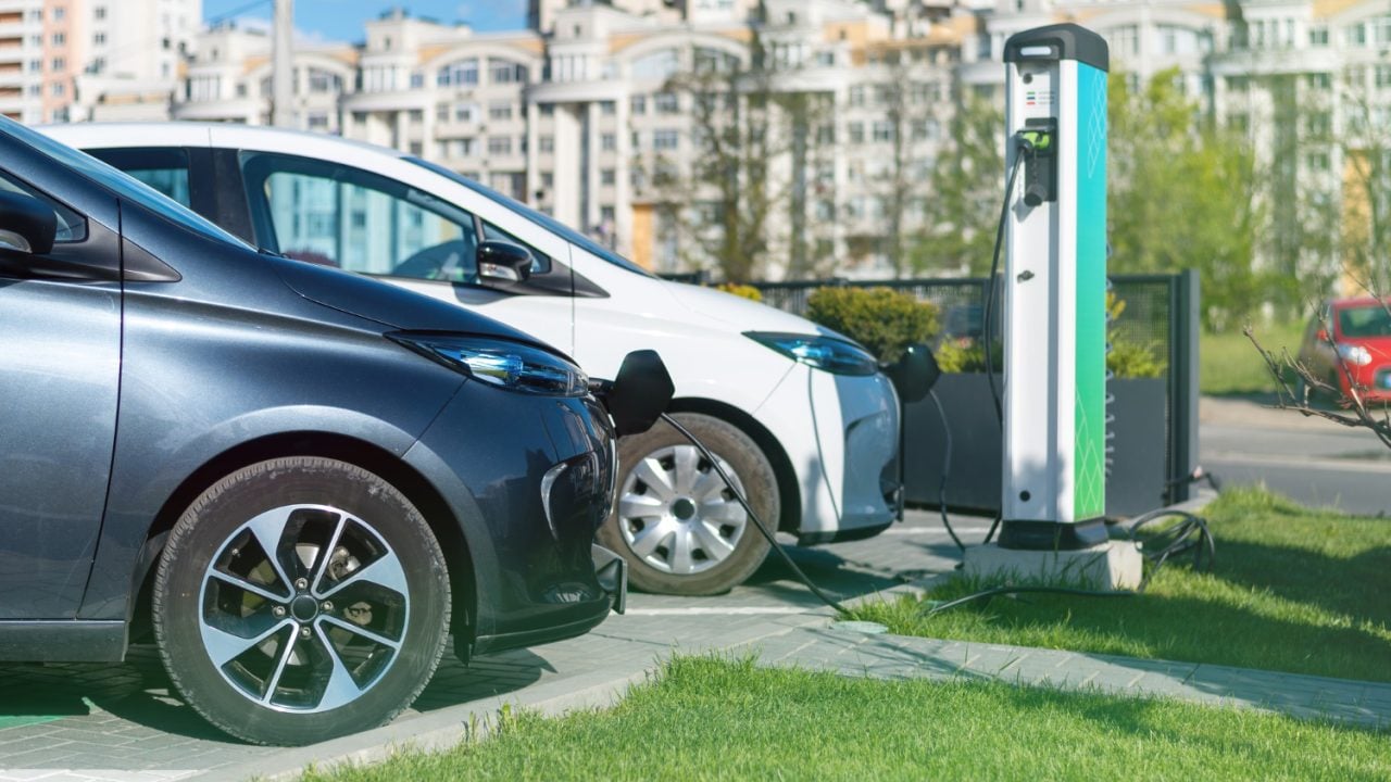 Ventas de vehículos eléctricos e híbridos crecen 22% en primer semestre