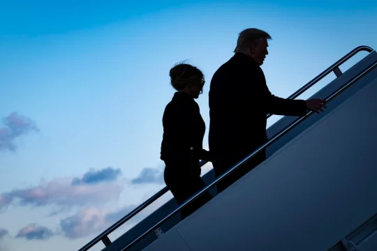 El presidente y la primera dama abordan el Air Force One el último día de su primer mandato. Ya fuera del cargo, reorientó su negocio para sacar provecho de la política. Foto de Pete Marovich - Pool/Getty Images