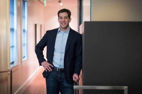 Todd McKinnon, director ejecutivo de Okta Inc., se levanta para una fotografía tras una entrevista televisiva de Bloomberg Technology en San Francisco, California, EE. UU., el miércoles 24 de enero de 2018. McKinnon habló sobre seguridad, protección de identidad y los planes de expansión de la empresa. Fotógrafo: David Paul Morris/ Bloomberg