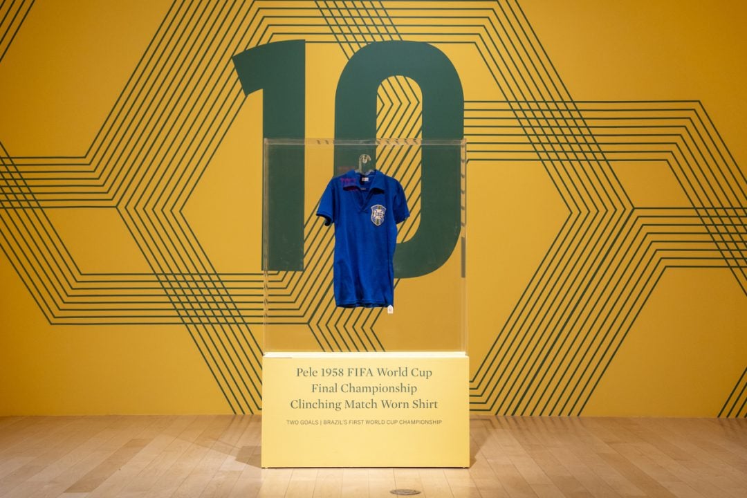 Subastan camiseta de Pelé por 4.9 mdd