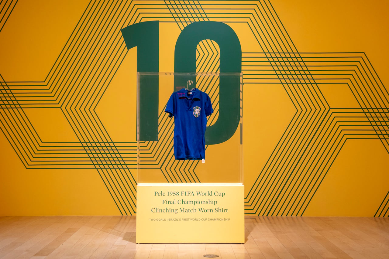 Subastan camiseta de Pelé por 4.9 mdd
