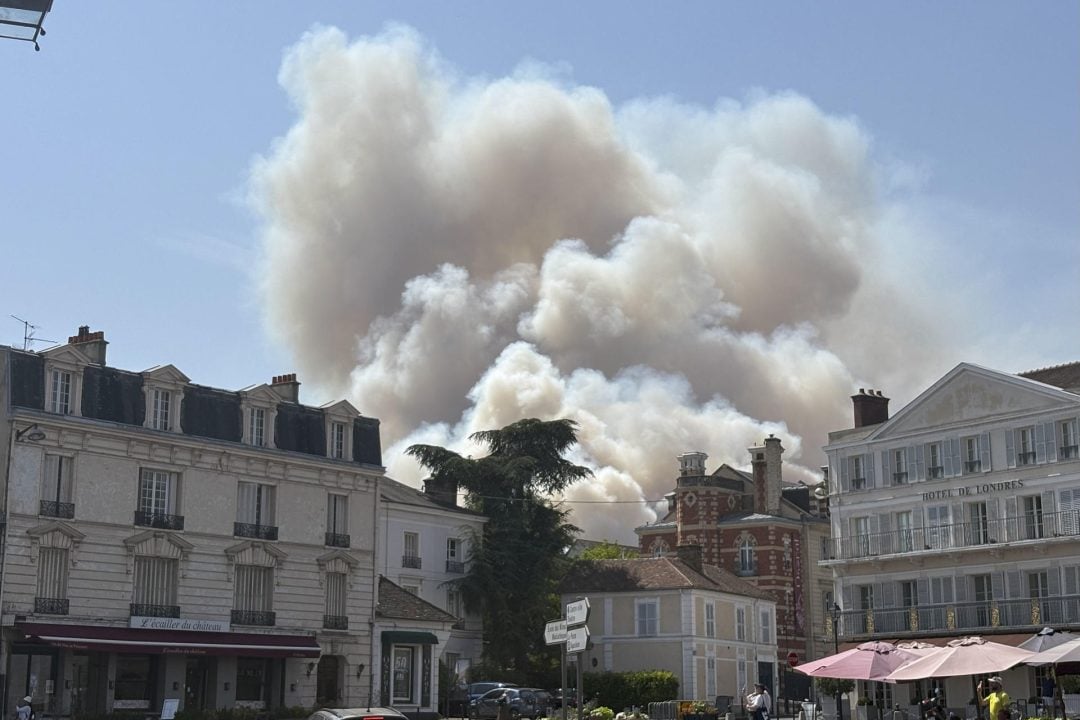 Un incendio forestal arde cerca de París mientras una ola de calor abrasa Europa