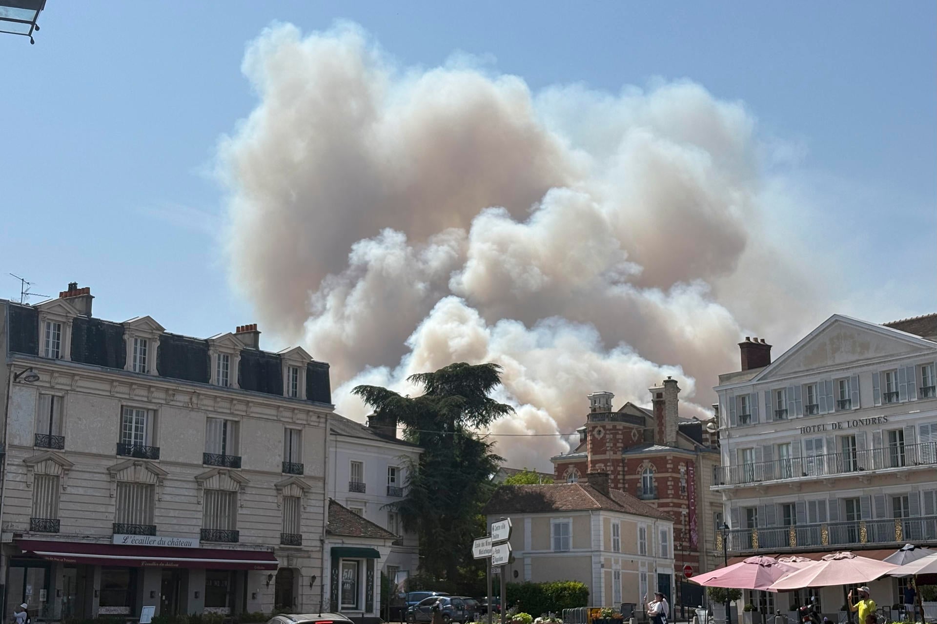 Un incendio forestal arde cerca de París mientras una ola de calor abrasa Europa