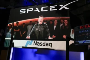 El multimillonario CEO dijo que la empresa planeaba aterrizar astronautas de nuevo en la Luna en los próximos años, antes de construir finalmente una "metrópoli" permanente en su superficie.