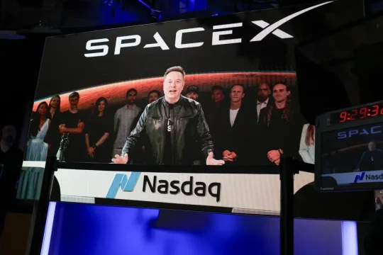 El multimillonario CEO dijo que la empresa planeaba aterrizar astronautas de nuevo en la Luna en los próximos años, antes de construir finalmente una "metrópoli" permanente en su superficie.
