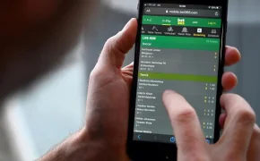 Un hombre posa para una foto con la web de apuestas online Bet365. AFP vía Getty Images