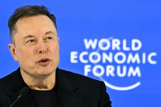 Elon Musk interviene durante la reunión anual del Foro Económico Mundial (FEM) en Davos el 22 de enero de 2026. AFP vía Getty Images