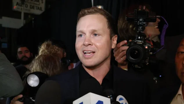 El candidato a la alcaldía de Los Ángeles, Spencer Pratt, es visto hablando con los medios frente al restaurante Don Antonio el 2 de junio de 2026 en Los Ángeles, California. (Foto de HIGHFIVE/Bauer-Griffin/GC Images