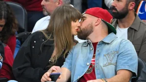 Taylor Swift y Travis Kelce se besan el 23 de mayo de 2026 en Cleveland, Ohio. Getty Images
