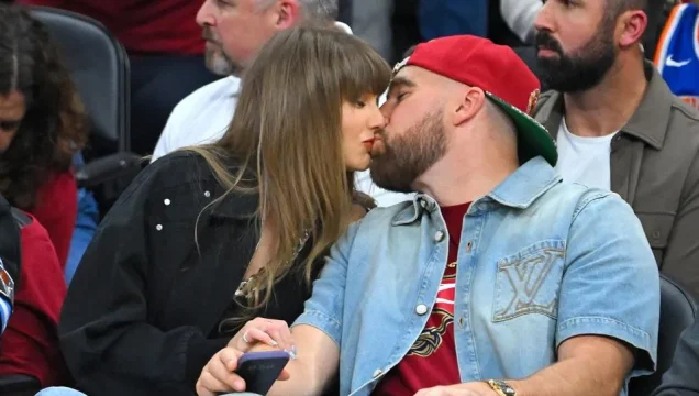 Taylor Swift y Travis Kelce se besan el 23 de mayo de 2026 en Cleveland, Ohio. Getty Images