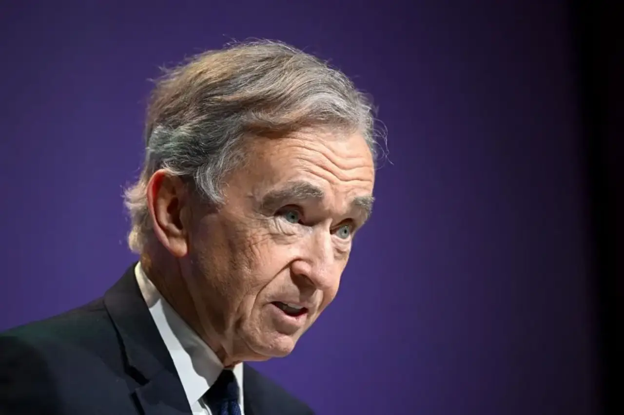 Multimillonario Arnault se une a X para combatir las historias negativas sobre la sucesión familiar
