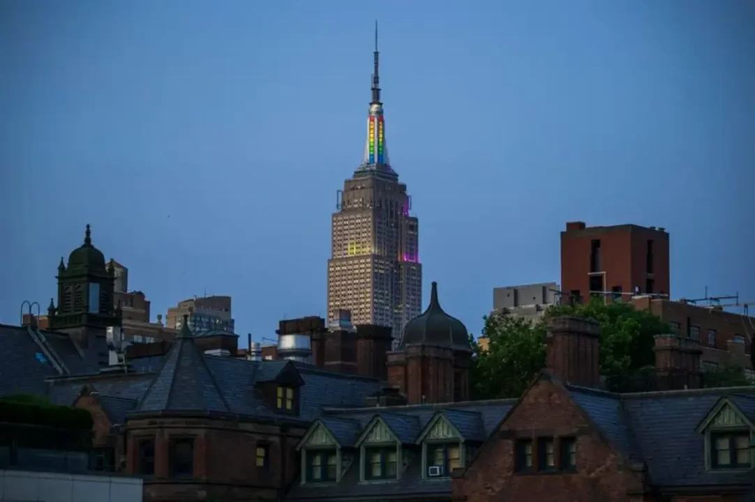 Intrusos enmascarados escalan el Empire State Building con un mensaje de ‘El poder del amor’