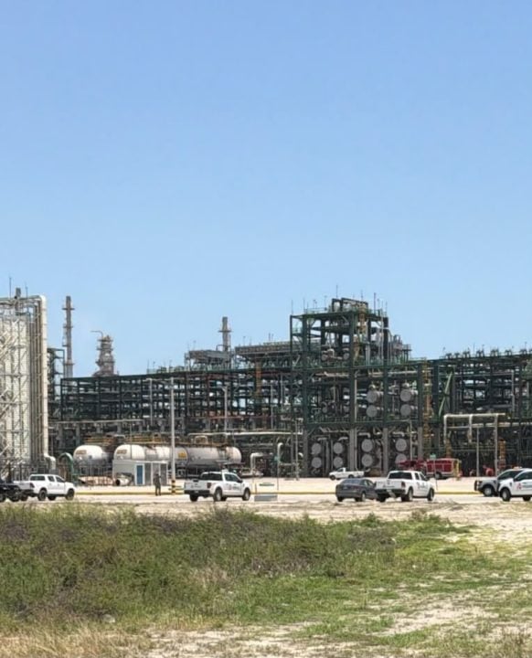 Pemex extingue fuego en Refinería Olmeca