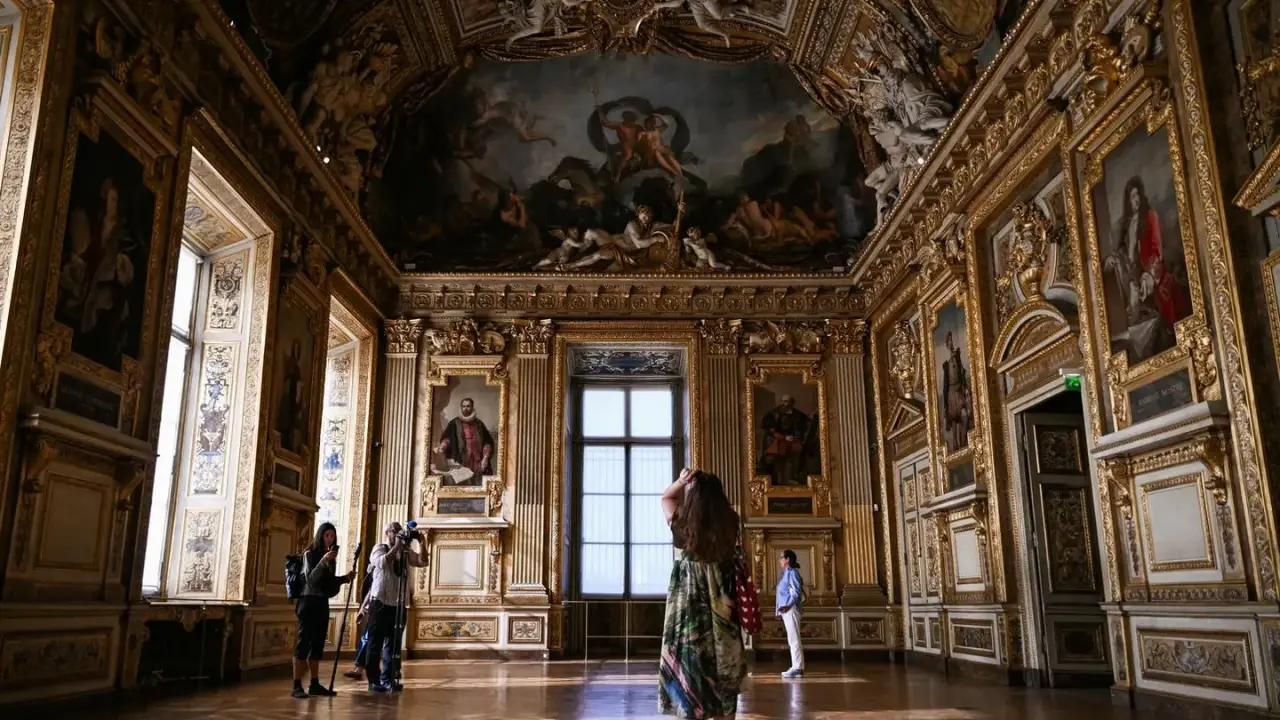 Galería del Louvre reabre sus puertas tras infame robo, pero sin joyas en exhibición