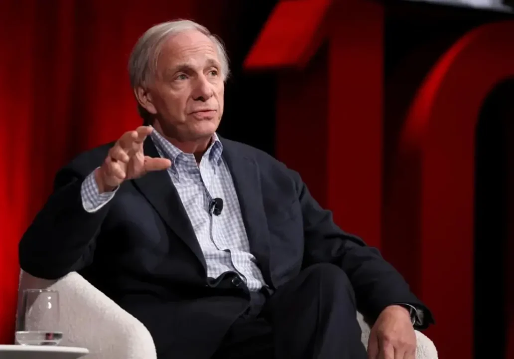 Multimillonario Ray Dalio afirma que la ‘batalla’ por el estrecho de Ormuz determinará el futuro de EU