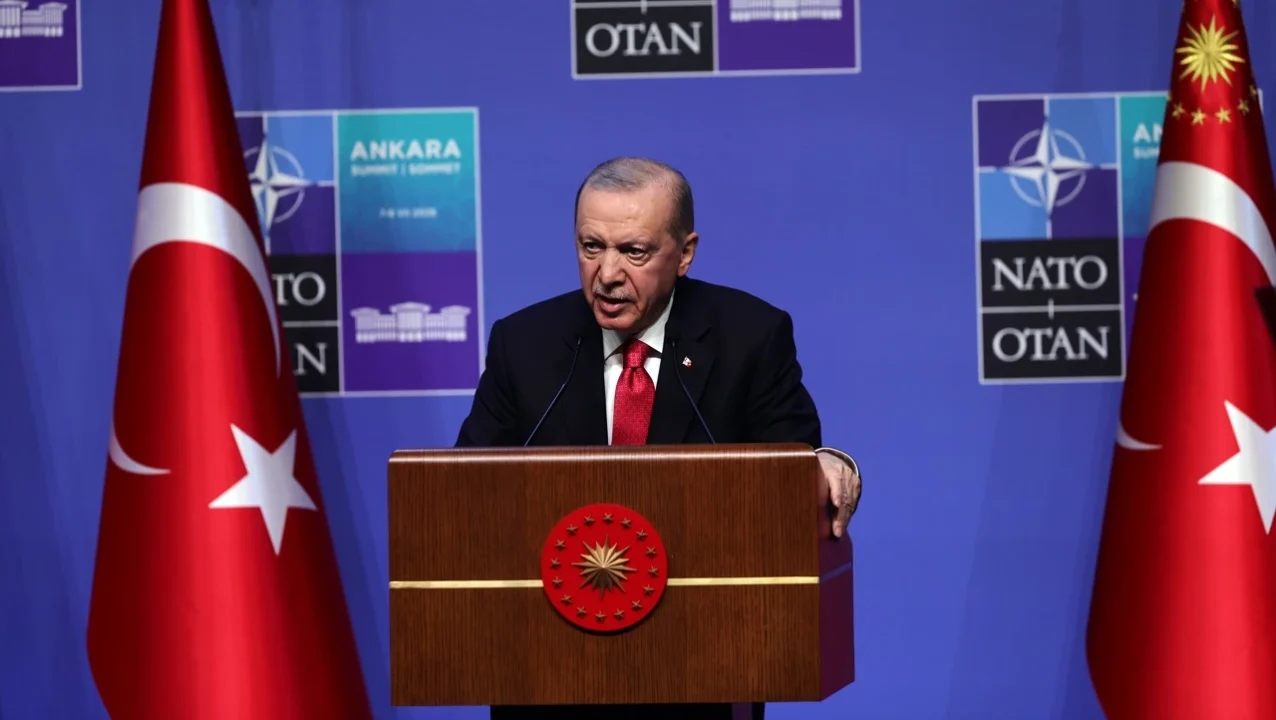 Tras la cumbre de la OTAN, Erdogan, de Turquía, regala un revólver a ministros