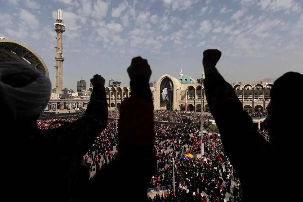 Líder supremo de Irán jura vengarse por su padre después de que Trump amenazara con destruir todo