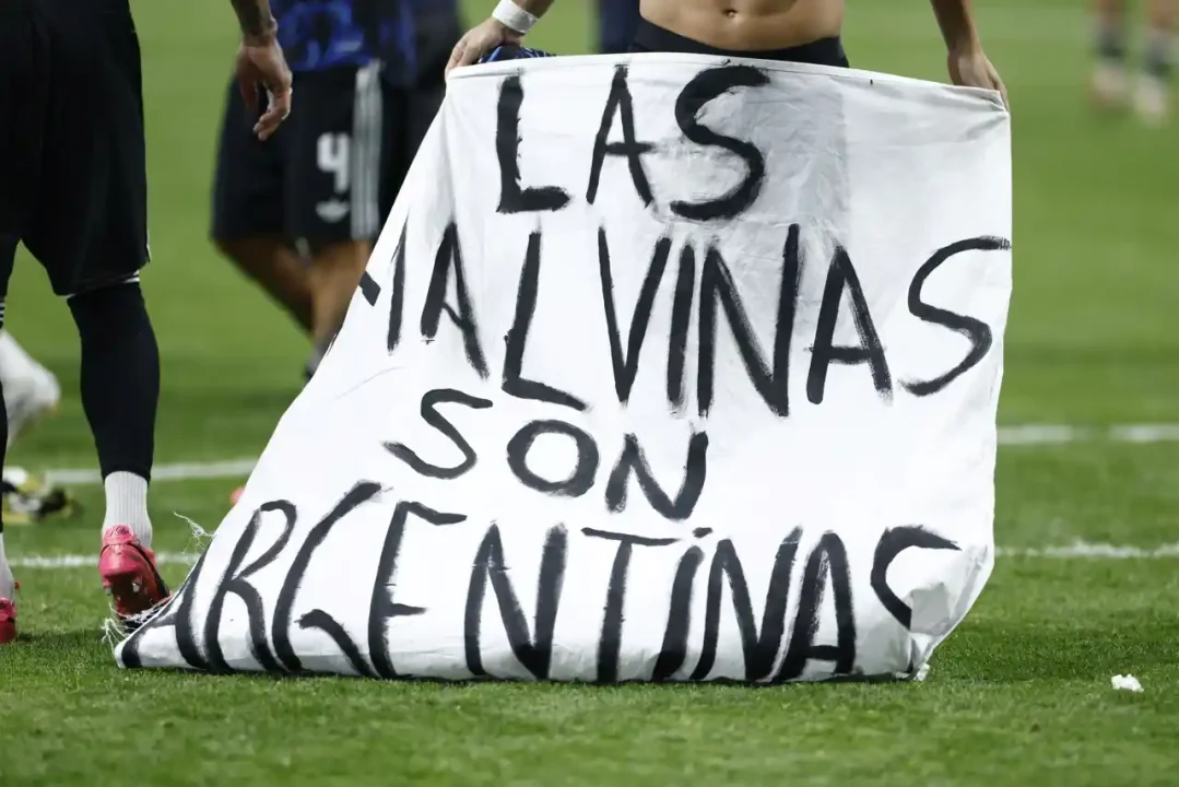Lo Celso exhibe cartel con la frase: ‘Las Malvinas son argentinas’