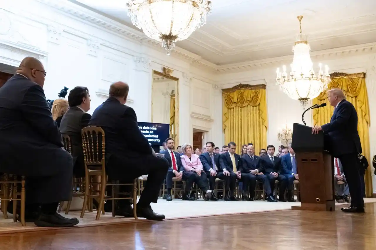 Trump pone en duda la integridad del sistema electoral de EU